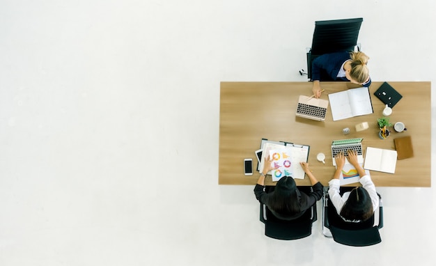 Foto reunião de negócios. vista superior, de, buinesswoman, equipe, enquanto, sentando, em, a, escritório, tabela, junto