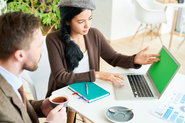 Reunião de pessoas de negócios no café