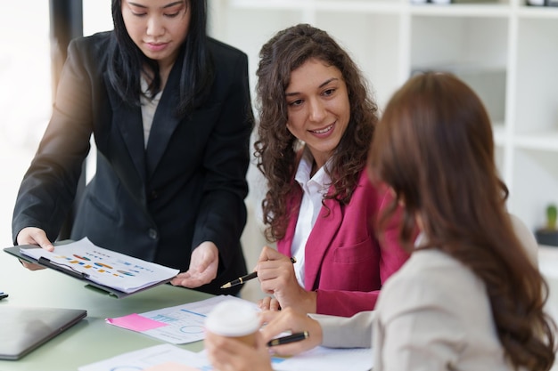 Reunião de pessoas de negócios para discutir e debater a papelada do relatório financeiro no escritório em casa Trabalho em equipe do consultor financeiro e conceito de contabilidade