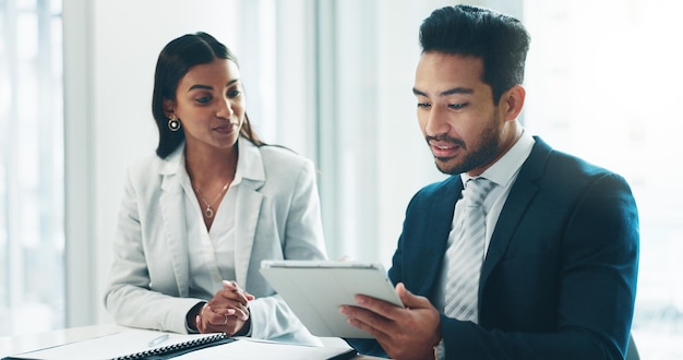 Reunião de tablet e parceria com empresários trabalhando em um escritório como uma equipe para pesquisa Planejamento de tecnologia ou trabalho em equipe com um funcionário homem e mulher lendo informações no local de trabalho