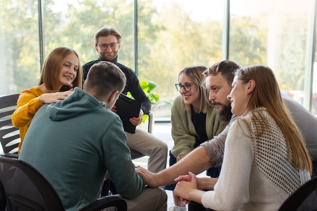 Foto reunião de terapia de grupo autêntica