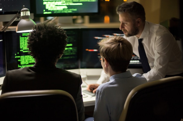 Foto reunião de trabalho de programadores talentosos