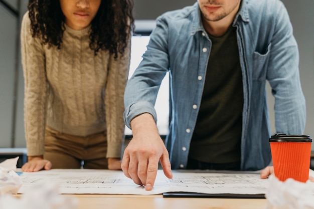 Reunião de trabalho em equipe com empresários