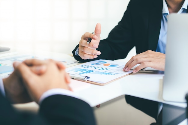 Reunião de trabalho em equipe de empresários para discutir o investimento.