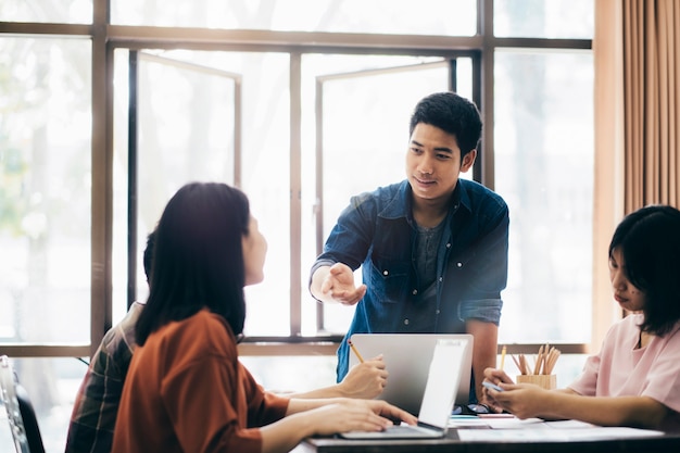 Reunião de trabalho em equipe de empresários para discutir o investimento.