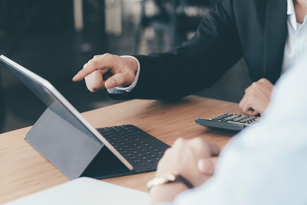 Reunião de trabalho em equipe de empresários para discutir o investimento