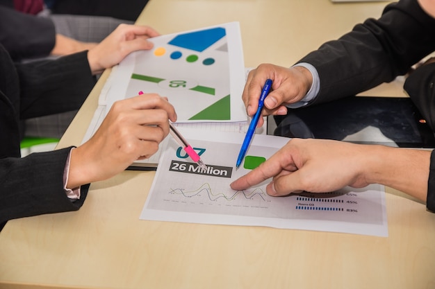 Reunião de trabalho em equipe de executivos no escritório