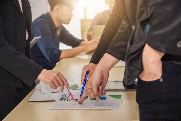 Reunião de trabalho em equipe de executivos no escritório