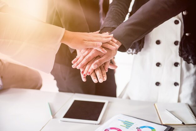 Reunião de trabalho em equipe de negócios e sucesso para atingir a meta