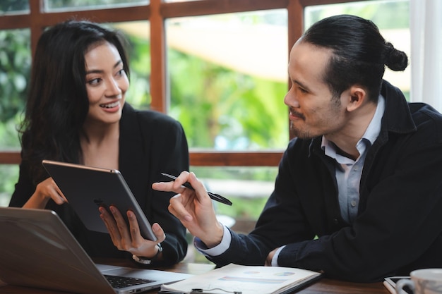 Reunião de trabalho em equipe de parceiro de negócios profissional e conversando com comunicação de trabalho em equipe freelancer de empresário e empresária são discutidas juntos no escritório do espaço de coworking