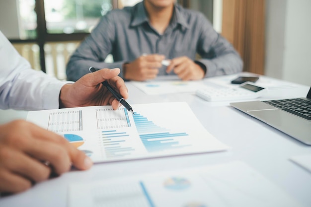 Reunião de trabalho em equipe do empresário Asisan e discussão dos dados de investimento e gráfico de relatório