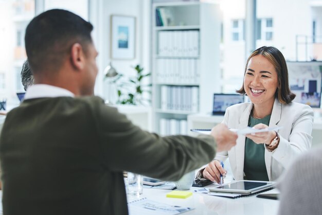 Reunião de trabalho em equipe e documentos com uma mulher de negócios asiática no escritório para planejamento ou estratégia Sorriso de trabalho em equipe e portfólio com uma equipe na sala de reuniões para acordo de contrato ou discussão