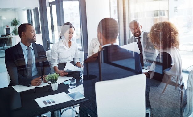 Foto reunião de trabalho em equipe e planejamento com empresários no escritório para estratégia corporativa e documentos apoiar a colaboração e o gerenciamento de projetos com funcionários na sala de reuniões para workshop ou solução