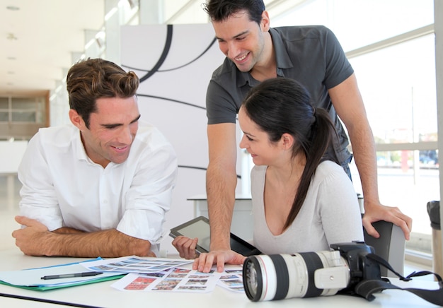 Reunião de trabalho na agência de fotos