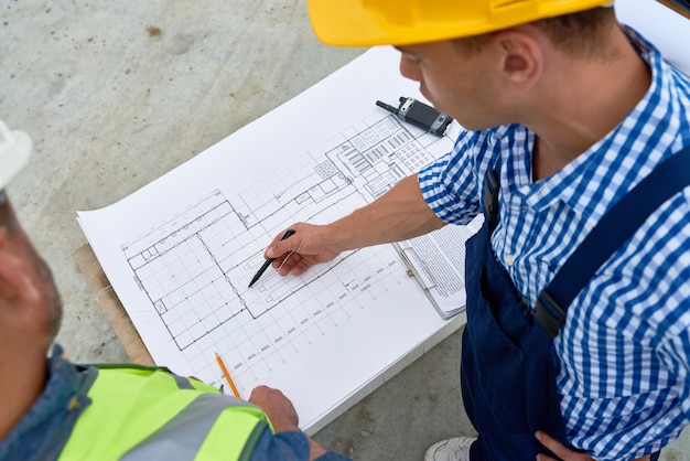 Reunião de trabalho no canteiro de obras