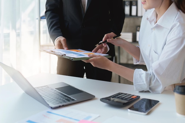 Reunião do consultor de negócios asiáticos para discutir e analisar e a situação do relatório financeiro na sala de reuniões fundo de investimento e conceito de contabilidade