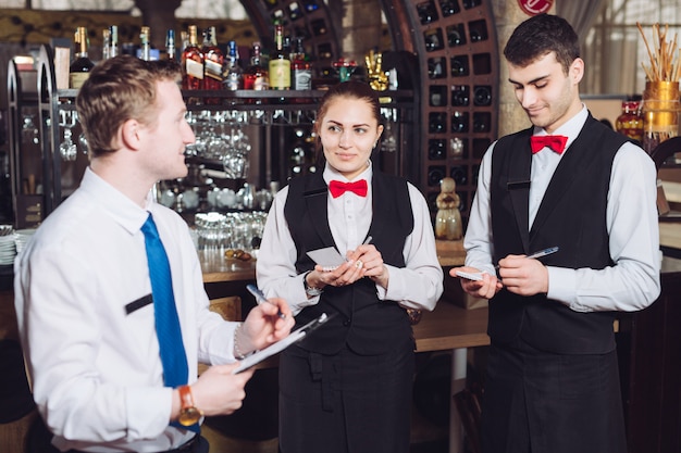 Reunião do gerente com os garçons. gerente de restaurante e sua equipe.