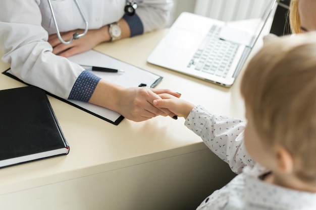 Reunião do pediatra com mãe e filho no hospital