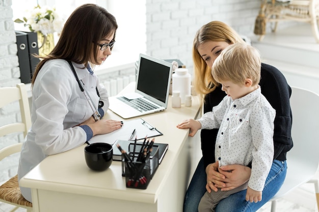 Reunião do pediatra com mãe e filho no hospital