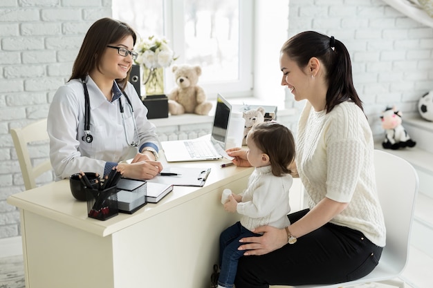 Reunião do pediatra com mãe e filho no hospital