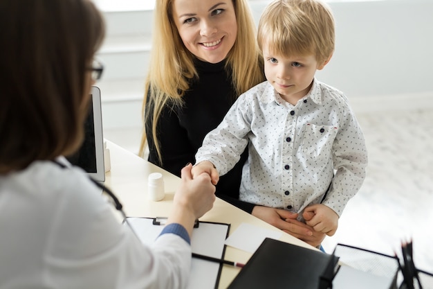 Reunião do pediatra com mãe e filho no hospital