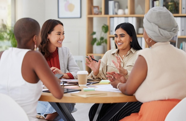 Reunião e discussão de mulheres de negócios no escritório de brainstorming ou planejamento trabalho em equipe de cooperação e colaboração para a felicidade do grupo de funcionários ou pessoas conversando ou falando com o líder