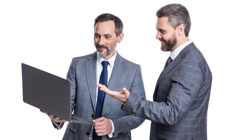 Foto reunião e videoconferência de dois empresários trabalhando on-line em laptop isolado em branco