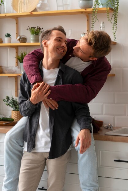 Foto reunião familiar com parceiros gays