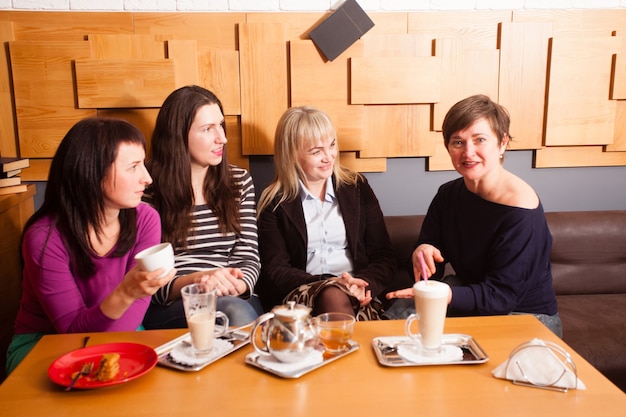 Reunião informal de amigos em um café