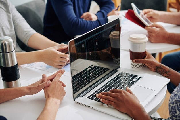 Reunião na equipe de negócios