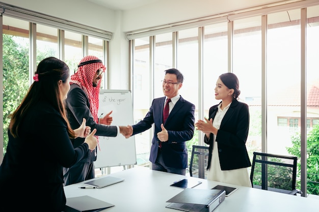 Reunião negócio, equipe asian, e, árabe, homem, apresentando, seu, idéias, em, sala escritório