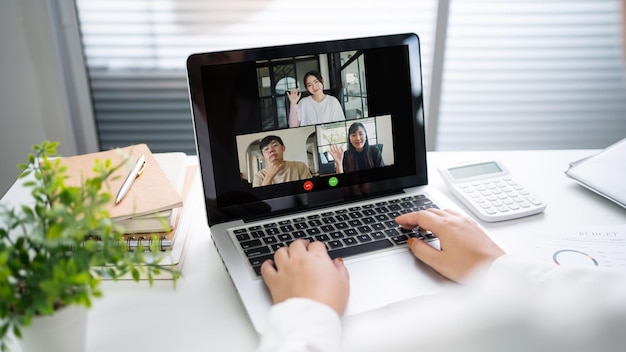 Reunião on-line de pessoas de videochamada com inicialização de grupo de parceiros de negócios novo estilo de vida normal teleconferência mulher feliz usando laptop para videochamada e conceito de serviço on-line