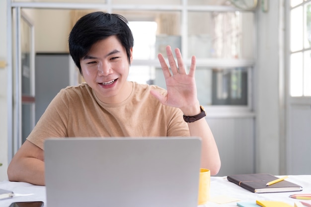 Reunião on-line e trabalho em casa