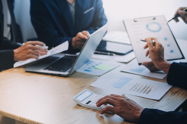 Reunião para apresentar a equipe de negócios do Executivo de Finanças Discutir reuniões para planejar estratégias de análise de projetos de investimento de trabalho e discutir gráficos financeiros e orçamentos da empresa no escritório