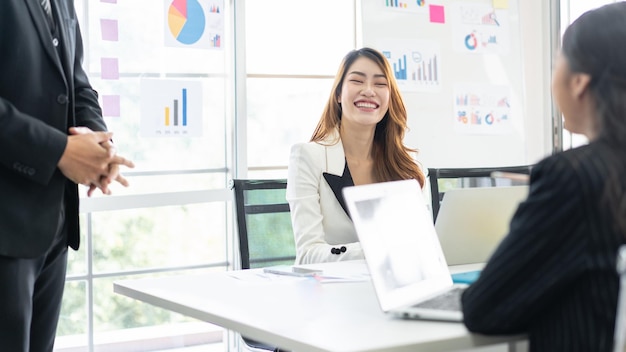 Reunião profissional de consultora de negócios de mulher asiática para analisar e discutir a estratégia de apoio financeiro de uma empresa de tecnologia Conceito de consulta de cliente de negócios de consultor de inicialização de parceria