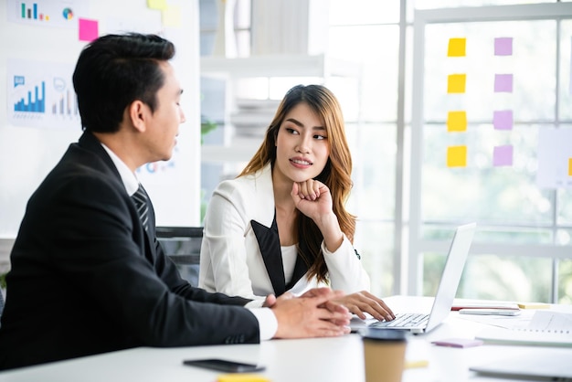 Reunião profissional de consultores de negócios asiáticos para analisar e discutir a estratégia de apoio financeiro de uma empresa de tecnologia Consultor de inicialização de parceria Conceito de consulta de clientes de negócios internos