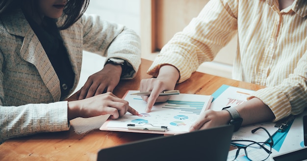 Reunión de asesores de negocios asiáticos para analizar y discutir la situación del informe financiero en la sala de reuniones.Consultor de inversiones, consultor financiero, asesor financiero y concepto de contabilidad.