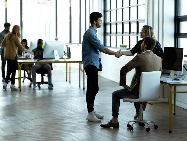 Reunión de bienvenida y apretón de manos de empresarios en una oficina o lugar de trabajo como acuerdo de asociación El trabajo en equipo del equipo y los colegas de inicio colaboran y dan la bienvenida a un trato o empleado a la estrategia