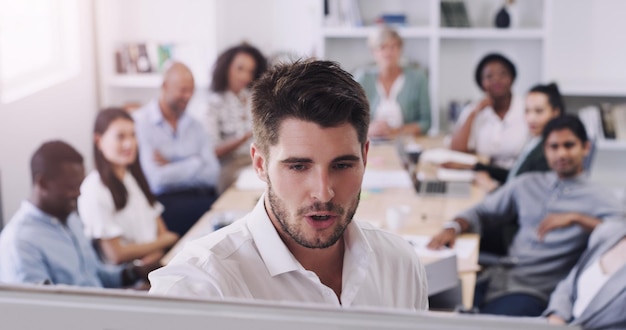 Reunión de colaboración y pizarra con personas de negocios que hablan juntos en la sala de juntas de la oficina Formación o taller de la empresa con un grupo de empleados de hombre y mujer en el lugar de trabajo para discutir el plan de juego