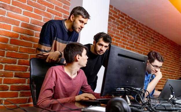 Foto reunión de compañeros de trabajo y planificación de los próximos pasos del trabajo enfoque selectivo del concepto corporativo de office