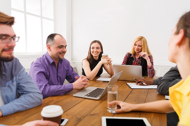 Reunión corporativa empresarial de equipo multiétnico. Discusión en la oficina, comunicación con socios.