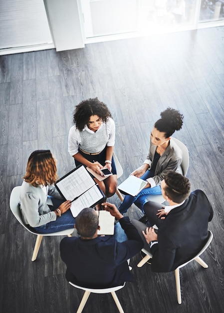 Reunión de discusión y vista superior de empresarios en proyectos de planificación de oficinas con documentos Trabajo en equipo de colaboración y grupo de empleados corporativos que trabajan juntos con tecnología y papeleo