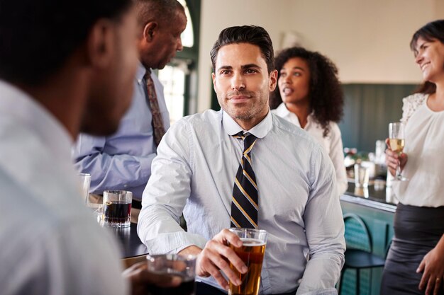 Reunión de dos hombres de negocios para tomar una copa después del trabajo en el bar