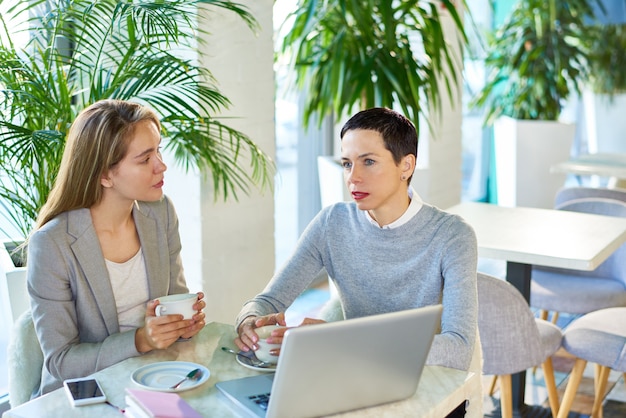 Foto reunión de dos mujeres de negocios en café