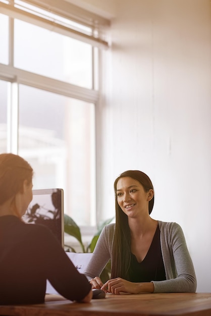 Reunión de entrevista de trabajo y mujeres de negocios en la oficina en conversación hablando y planificando en el escritorio Asociación de comunicación y chat feliz de trabajadoras para contratación y discusión de reclutamiento