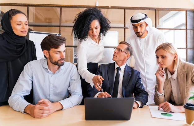 Reunión del equipo empresarial multiétnico en la oficina