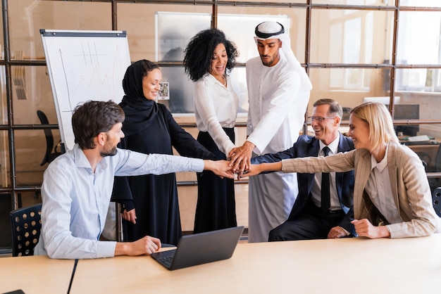 Reunión del equipo empresarial multiétnico en la oficina