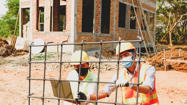 Foto reunión del equipo de ingenieros y contratistas del proyecto de la industria de la seguridad de las obras en el sitio de construcción