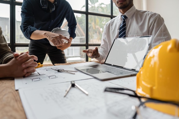 Foto reunión del equipo de ingenieros para informar sobre la construcción del proyecto en la pantalla del portátil