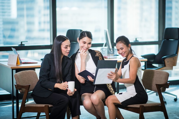 Reunión del equipo de la mujer de negocios en su lugar de trabajo en oficina moderna